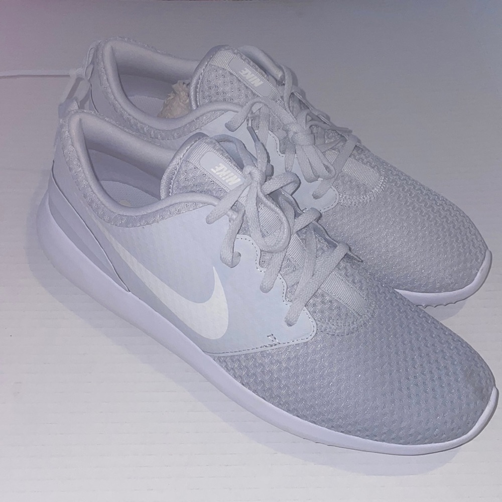 Brand New! Men’s Nike gray/white shoes